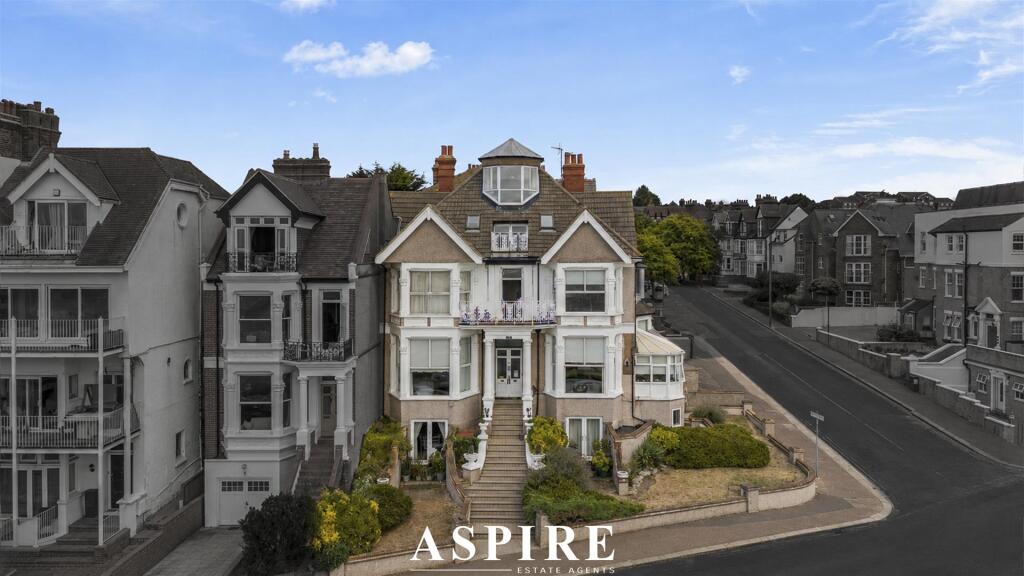 3 bed 1st Floor Flat for rent in Southend-on-Sea. From Aspire Estate Agents - Benfleet