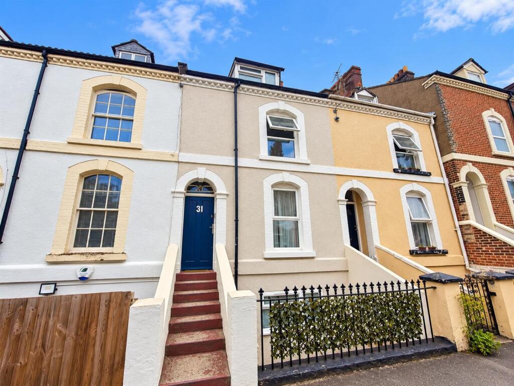 6 bed Mid Terraced House for rent in Harwich. From Aspire Estate Agents - Benfleet
