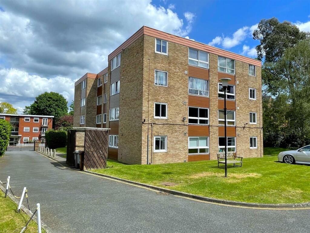 2 bed Apartment for rent in Keston Mark. From Homezone Property Services - Bromley