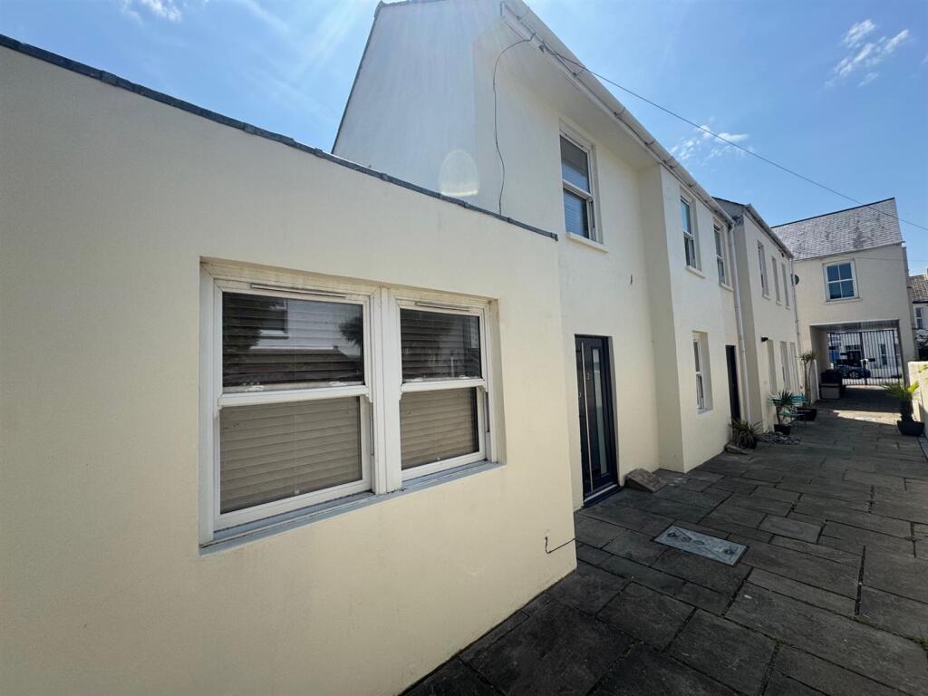 2 bed Mid Terraced House for rent in Brighton and Hove. From Foster & Co - Hove 2 bed Mid Terraced House for rent in Brighton and Hove. From Foster & Co - Hove