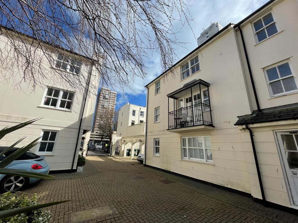4 bed 1st Floor Flat for rent in Brighton and Hove. From Foster & Co - Hove 4 bed 1st Floor Flat for rent in Brighton and Hove. From Foster & Co - Hove