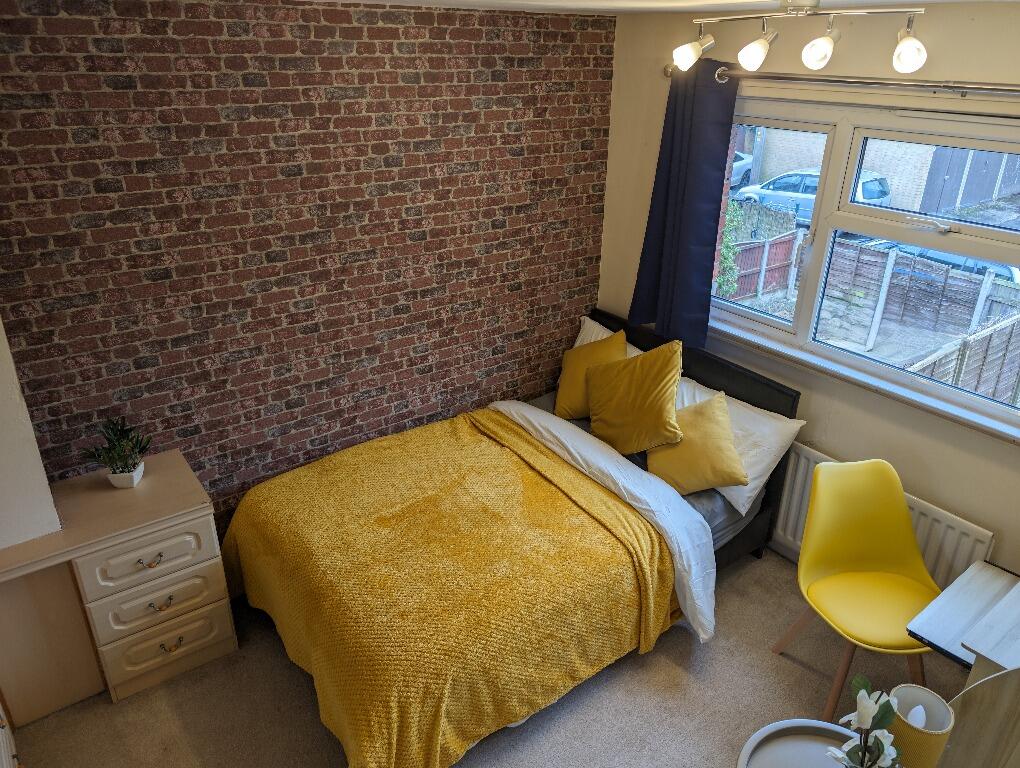 4 bed Mid Terraced House for rent in Newcastle-under-Lyme. From Nicholas Humphreys - Stoke-On-Trent 4 bed Mid Terraced House for rent in Newcastle-under-Lyme. From Nicholas Humphreys - Stoke-On-Trent