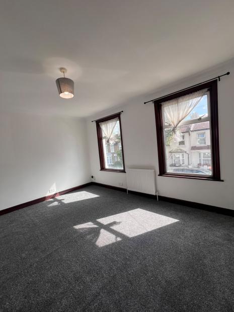 3 bed Mid Terraced House for rent in Illford. From Property Link UK 3 bed Mid Terraced House for rent in Illford. From Property Link UK