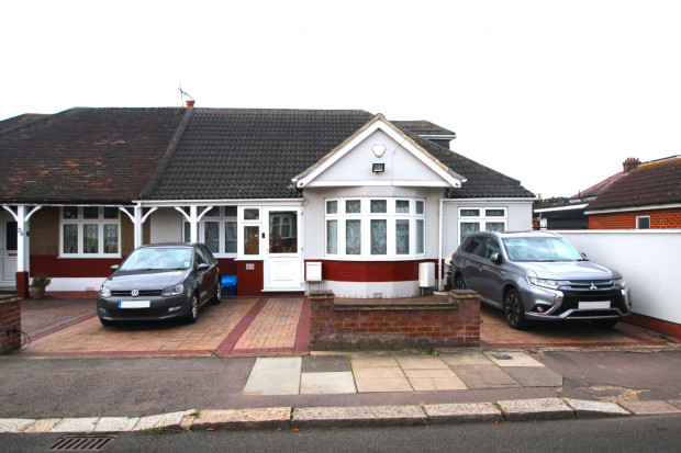 4 bed Bungalow for rent in Newbury Park. From Property Link UK
