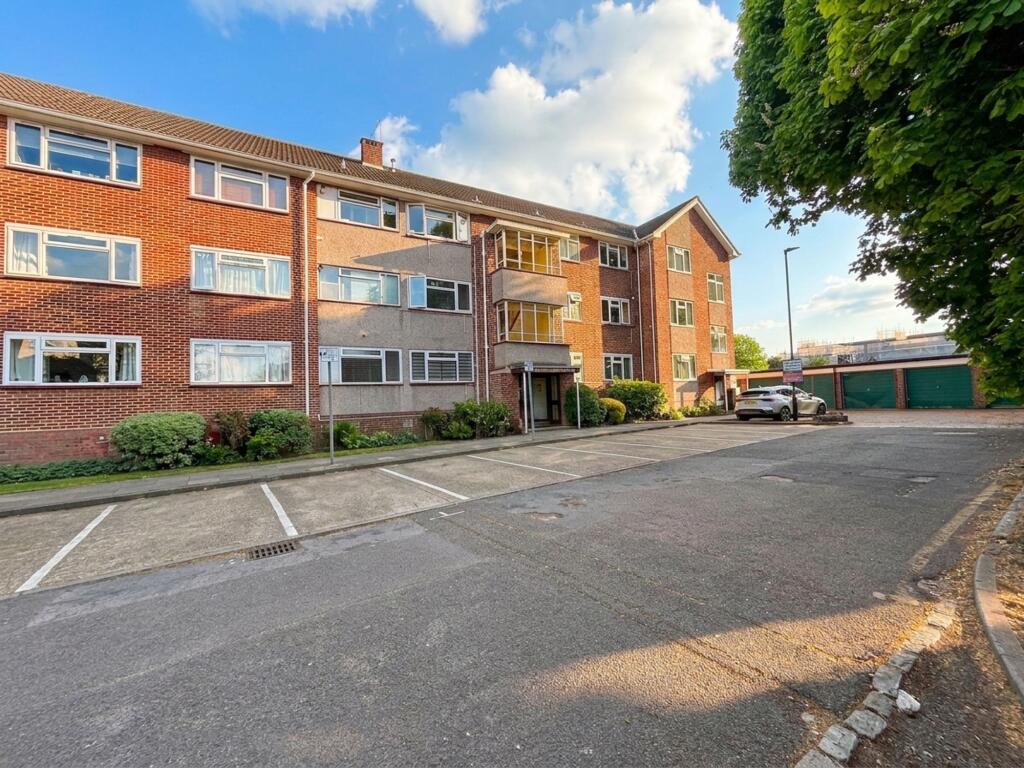 2 bed 1st Floor Flat for rent in Southgate. From Oyster Properties - London 2 bed 1st Floor Flat for rent in Southgate. From Oyster Properties - London