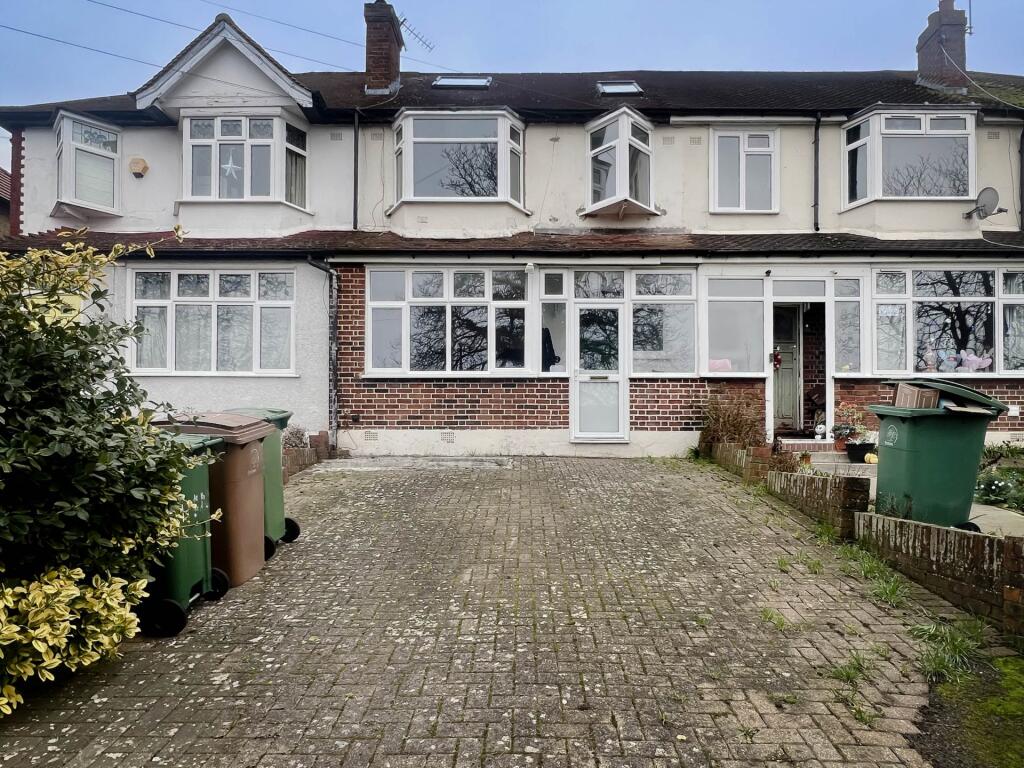 4 bed Mid Terraced House for rent in Worcester Park. From SeOUL Residential - New Malden