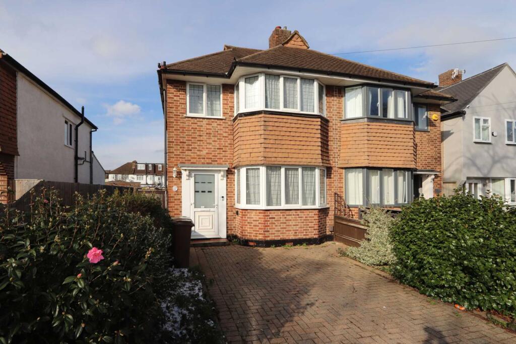 3 bed Semi Detached for rent in Worcester Park. From SeOUL Residential - New Malden 3 bed Semi Detached for rent in Worcester Park. From SeOUL Residential - New Malden