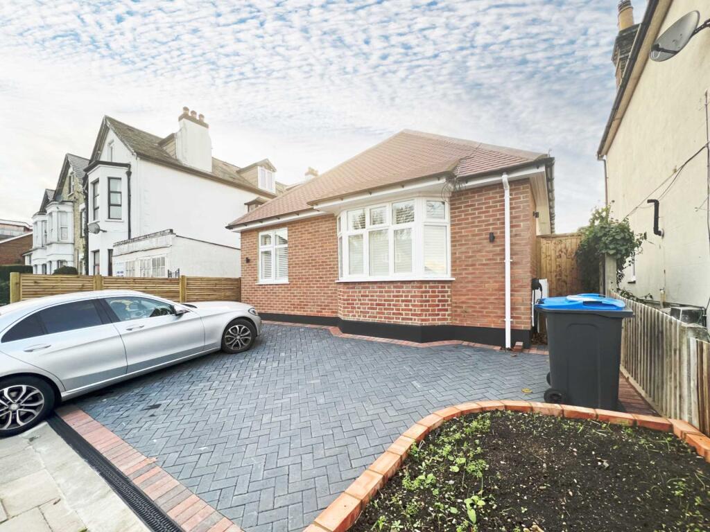 5 bed Detached bungalow for rent in New Malden. From SeOUL Residential - New Malden
