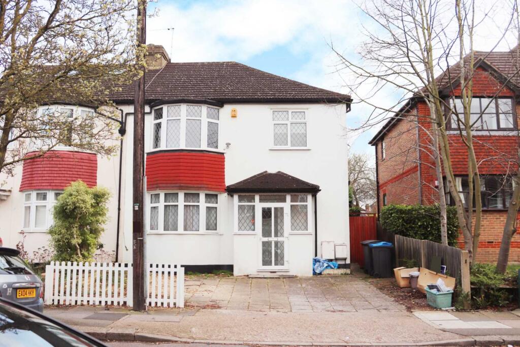 3 bed Semi Detached for rent in New Malden. From SeOUL Residential - New Malden 3 bed Semi Detached for rent in New Malden. From SeOUL Residential - New Malden