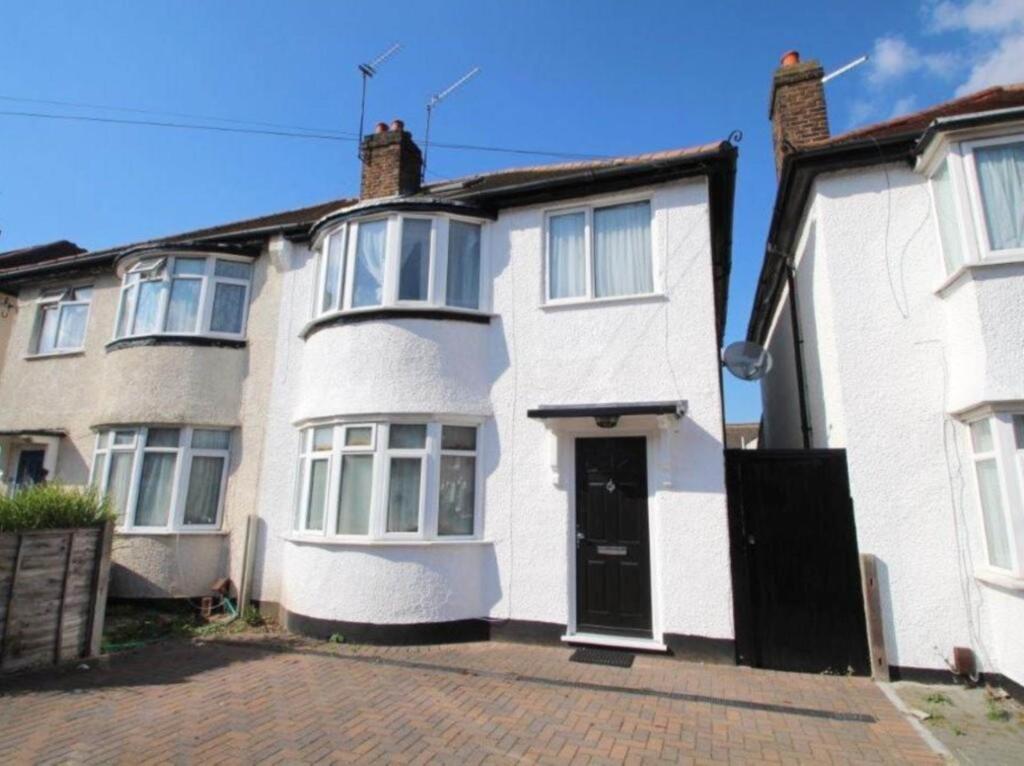 3 bed Semi Detached for rent in New Malden. From SeOUL Residential - New Malden