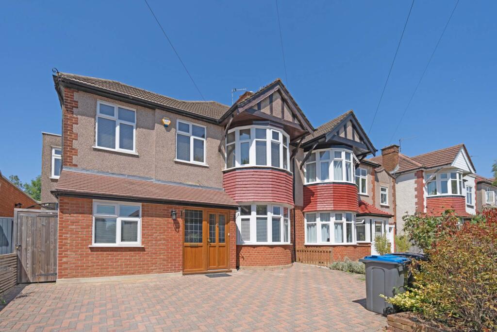 4 bed Semi Detached for rent in Surbiton. From SeOUL Residential - New Malden 4 bed Semi Detached for rent in Surbiton. From SeOUL Residential - New Malden