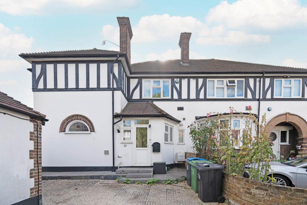 3 bed Semi Detached for rent in New Malden. From SeOUL Residential - New Malden 3 bed Semi Detached for rent in New Malden. From SeOUL Residential - New Malden