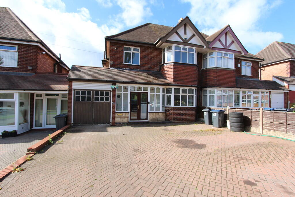 3 bed Link detached for rent in Birmingham. From Black & White - Birmingham