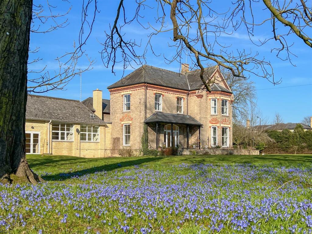 6 bed Semi Detached for rent in Newmarket. From Clarke Philips - Newmarket