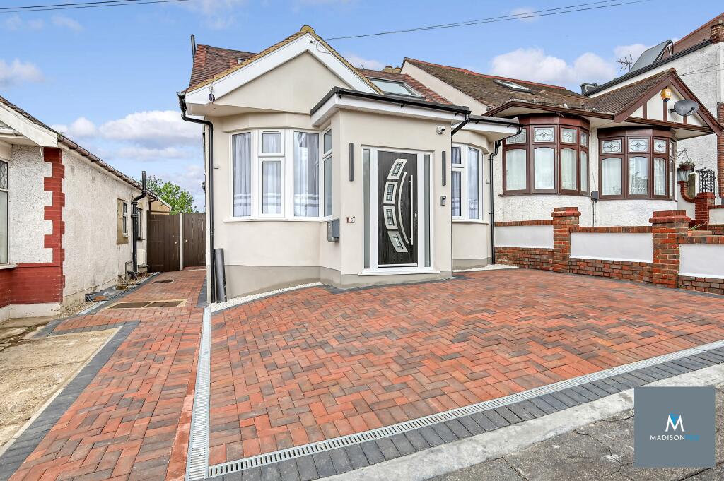 5 bed Bungalow for rent in Woodford. From Madison Fox Estate Agents