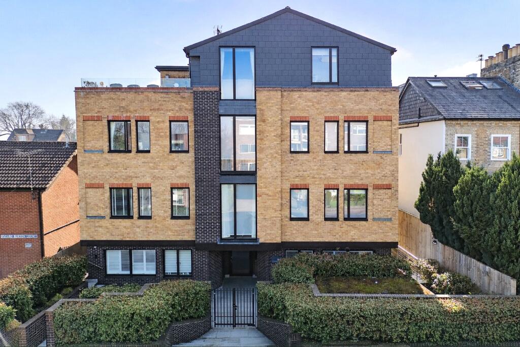 2 bed Penthouse for rent in Chigwell. From Madison Fox - Loughton