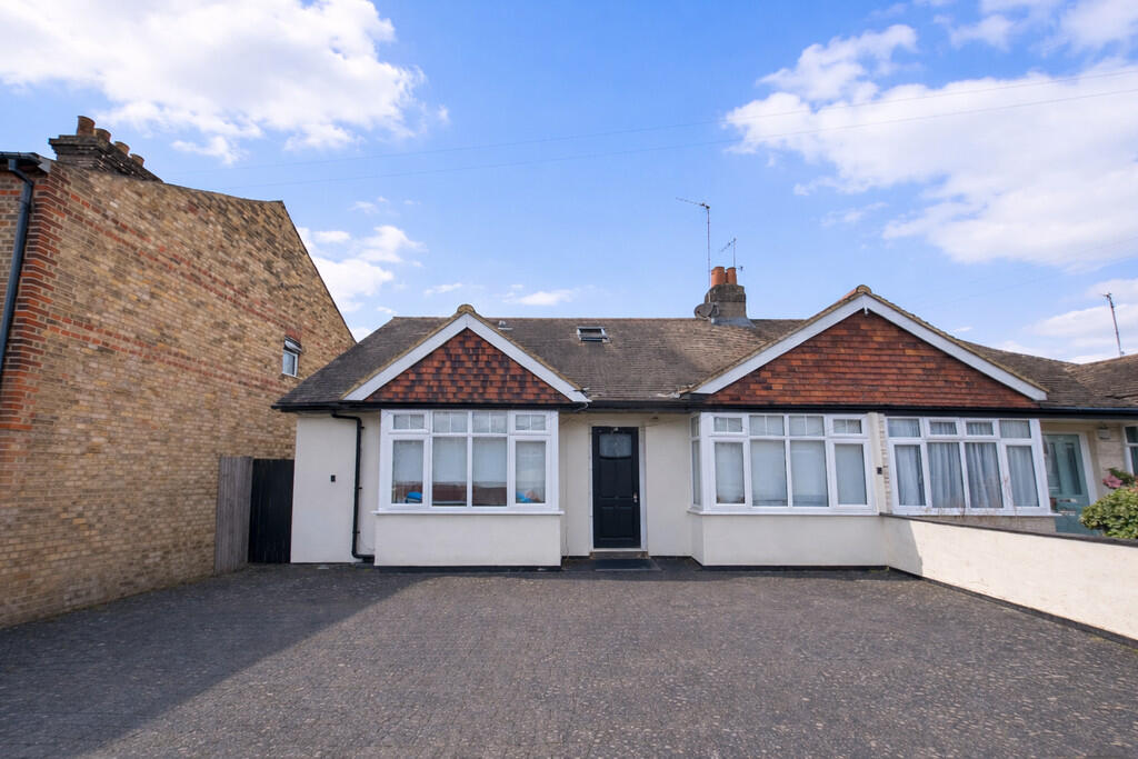 4 bed Semi-detached bungalow for rent in Ware. From Steven Oates - Hertford