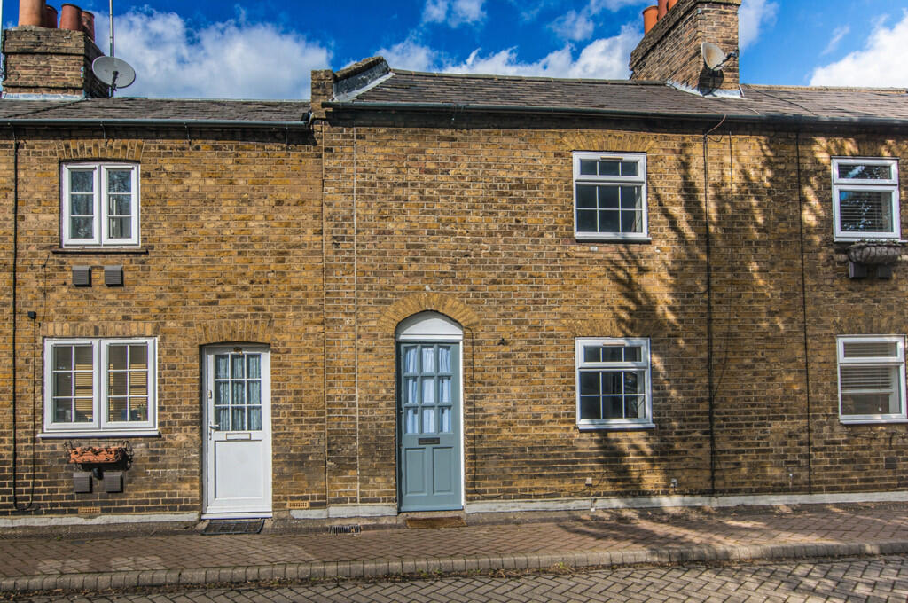 2 bed Mid Terraced House for rent in Hertford. From Steven Oates - Hertford