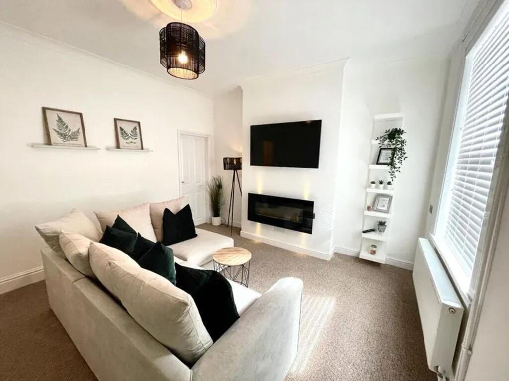 2 bed Mid Terraced House for rent in Lincoln. From Alexander Jacob
