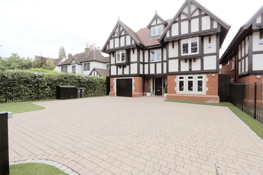 7 bed Detached House for rent in Chigwell. From John Thoma Bespoke Estate Agents