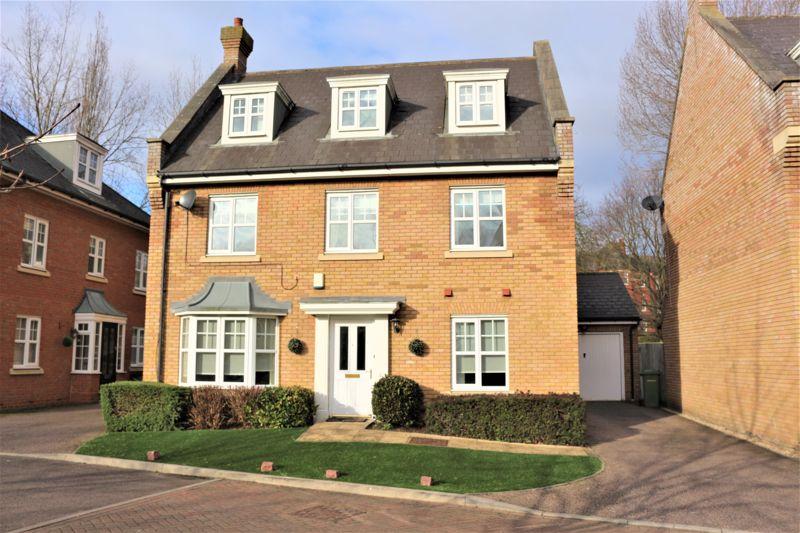 5 bed Detached House for rent in Chigwell. From John Thoma Bespoke Estate Agents