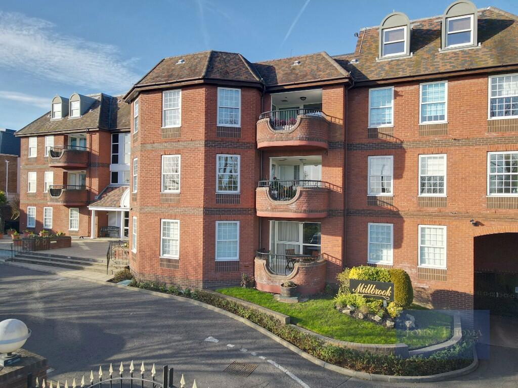 3 bed Apartment for rent in Chigwell. From John Thoma Bespoke Estate Agents