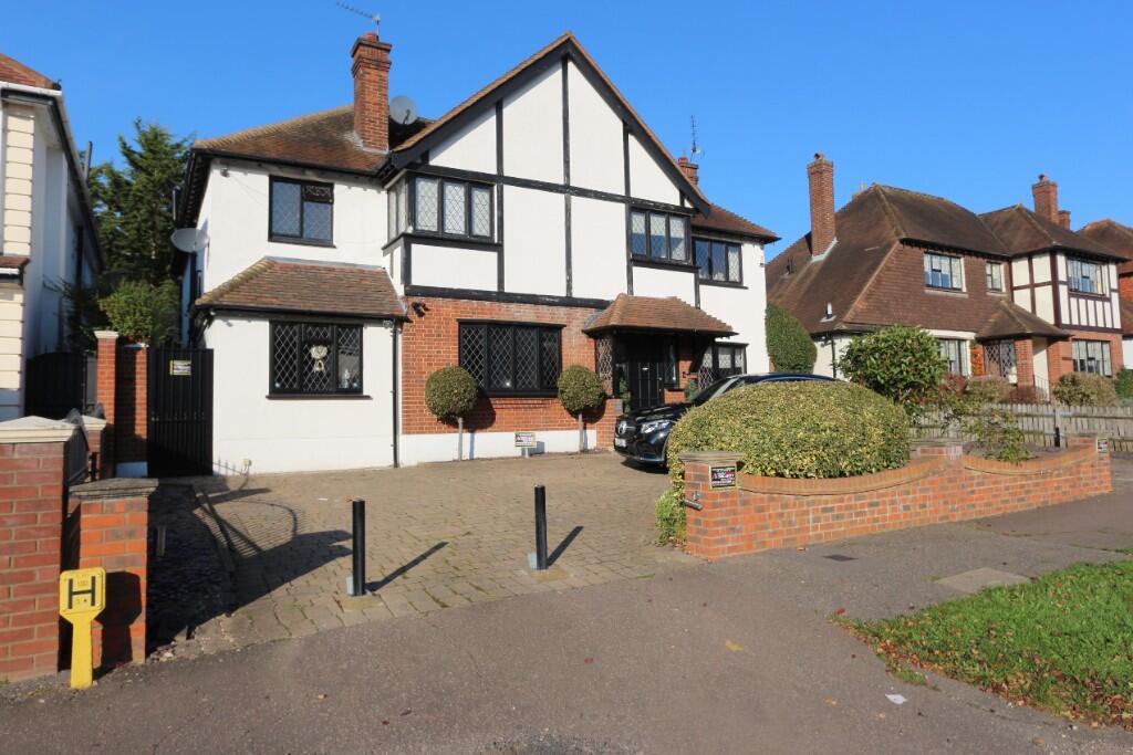 5 bed Detached for rent in Chigwell. From John Thoma Bespoke Estate Agency - Chigwell Branch