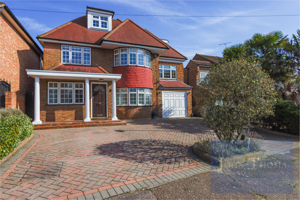 6 bed Detached for rent in Chigwell. From John Thoma Bespoke Estate Agency - Chigwell Branch