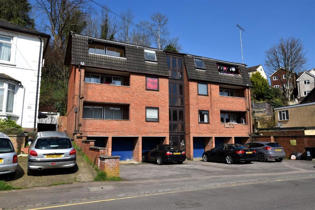 2 bed 1st Floor Flat for rent in Redhill. From JamesDean Estate Agents - Reigate