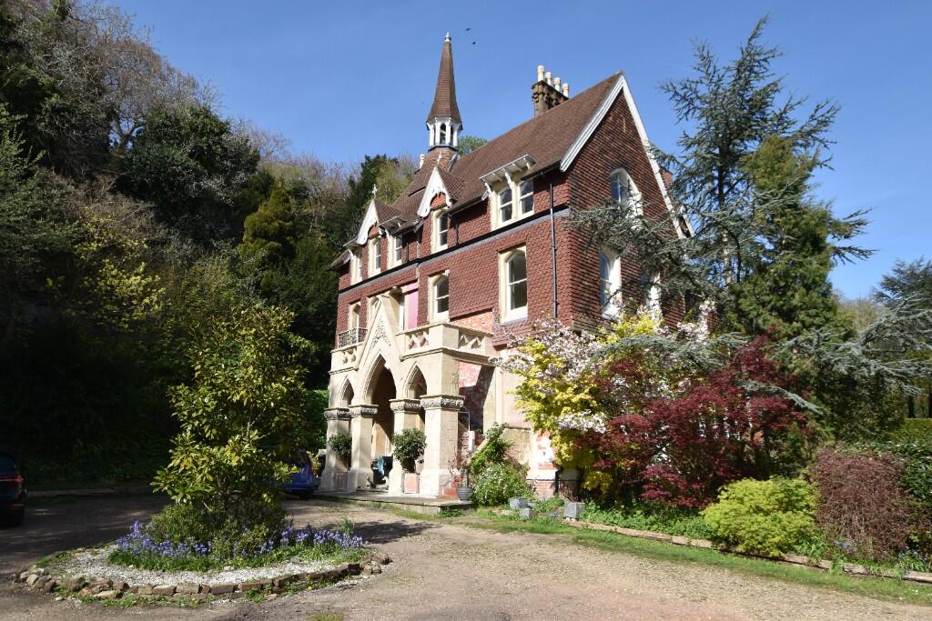 3 bed 1st Floor Flat for rent in Reigate. From JamesDean Estate Agents - Reigate