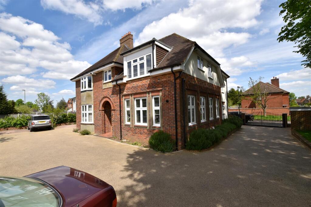 2 bed Apartment for rent in Banstead. From JamesDean Estate Agents - Reigate 2 bed Apartment for rent in Banstead. From JamesDean Estate Agents - Reigate