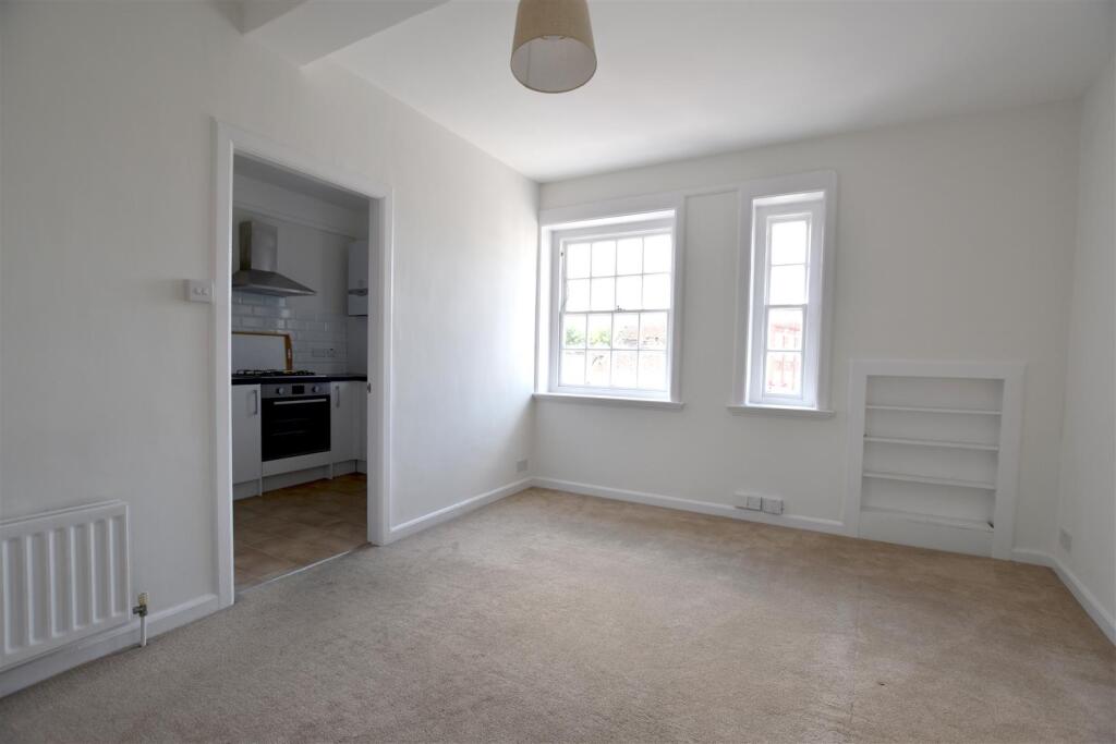 2 bed 1st Floor Flat for rent in Reigate. From JamesDean Estate Agents - Reigate