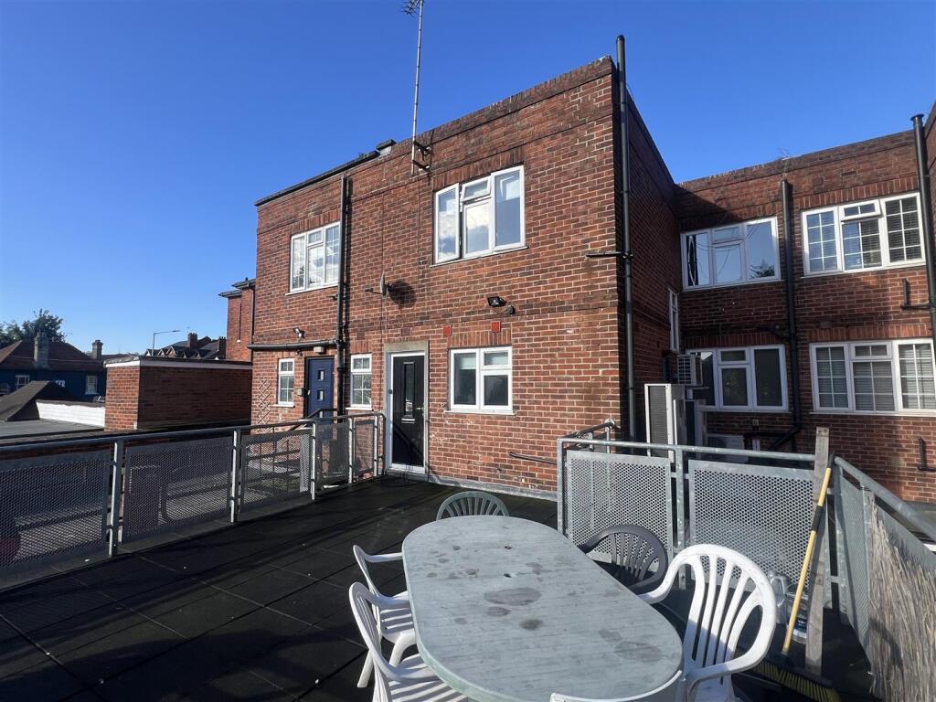 4 bed 1st Floor Flat for rent in Chazey Heath. From Walmsley Estate Agents - Caversham 4 bed 1st Floor Flat for rent in Chazey Heath. From Walmsley Estate Agents - Caversham