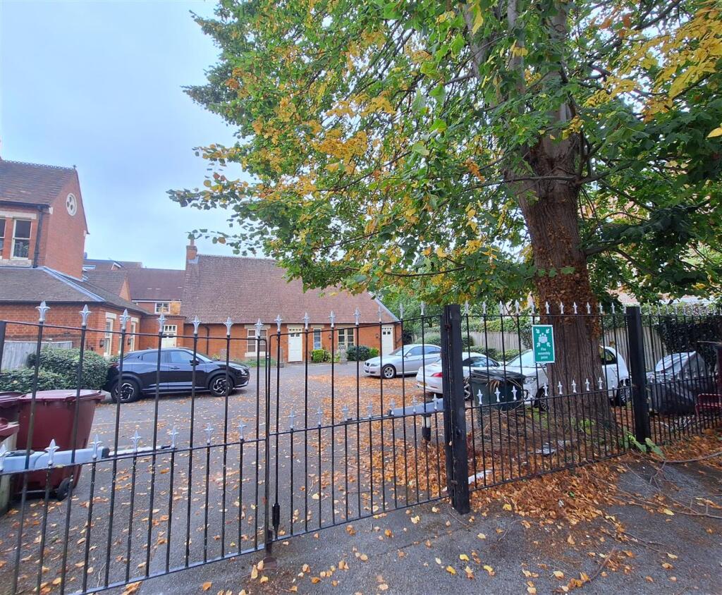 1 bed 1st Floor Flat for rent in Chalkhouse Green. From Walmsley Estate Agents - Caversham