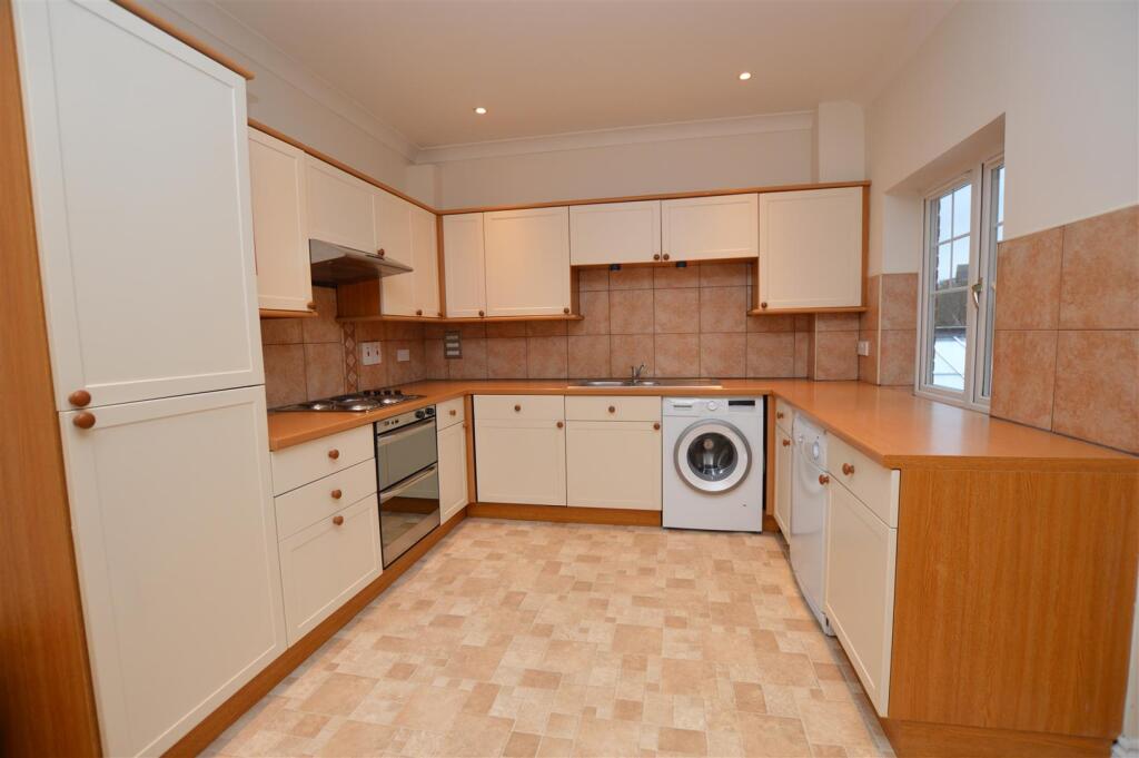 2 bed 1st Floor Flat for rent in Chalkhouse Green. From Walmsley Estate Agents - Caversham