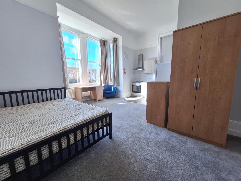 4 bed Studio for rent in Reading. From Walmsley Estate Agents - Caversham