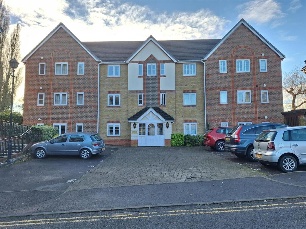 2 bed 1st Floor Flat for rent in Chalkhouse Green. From Walmsley Estate Agents - Caversham