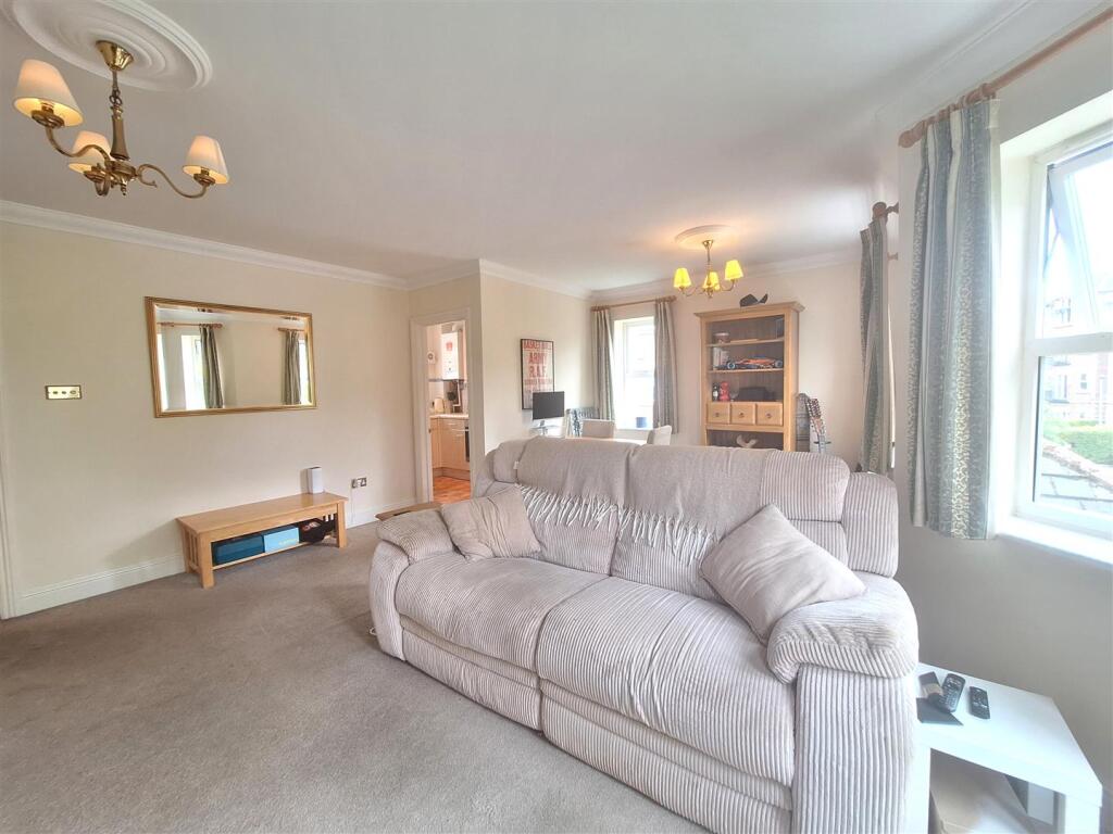 2 bed 1st Floor Flat for rent in Chalkhouse Green. From Walmsley Estate Agents - Caversham