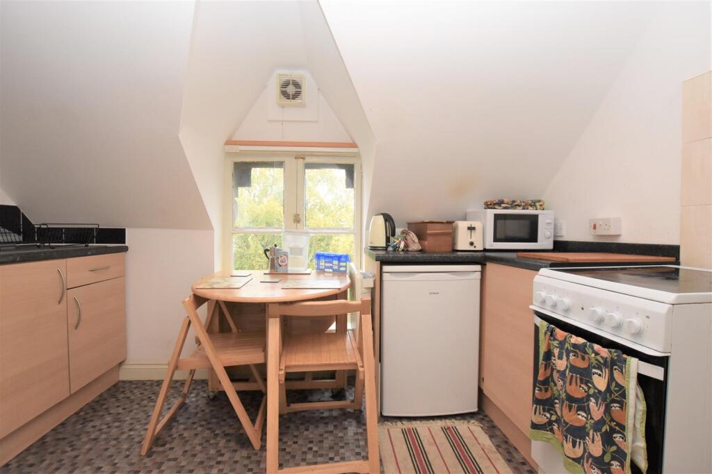 4 bed Studio for rent in Reading. From Walmsley Estate Agents - Caversham