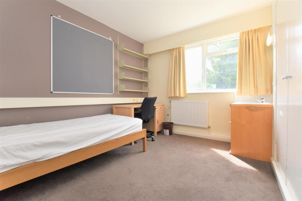 1 bed Private Halls for rent in Reading. From Walmsley Estate Agents - Caversham
