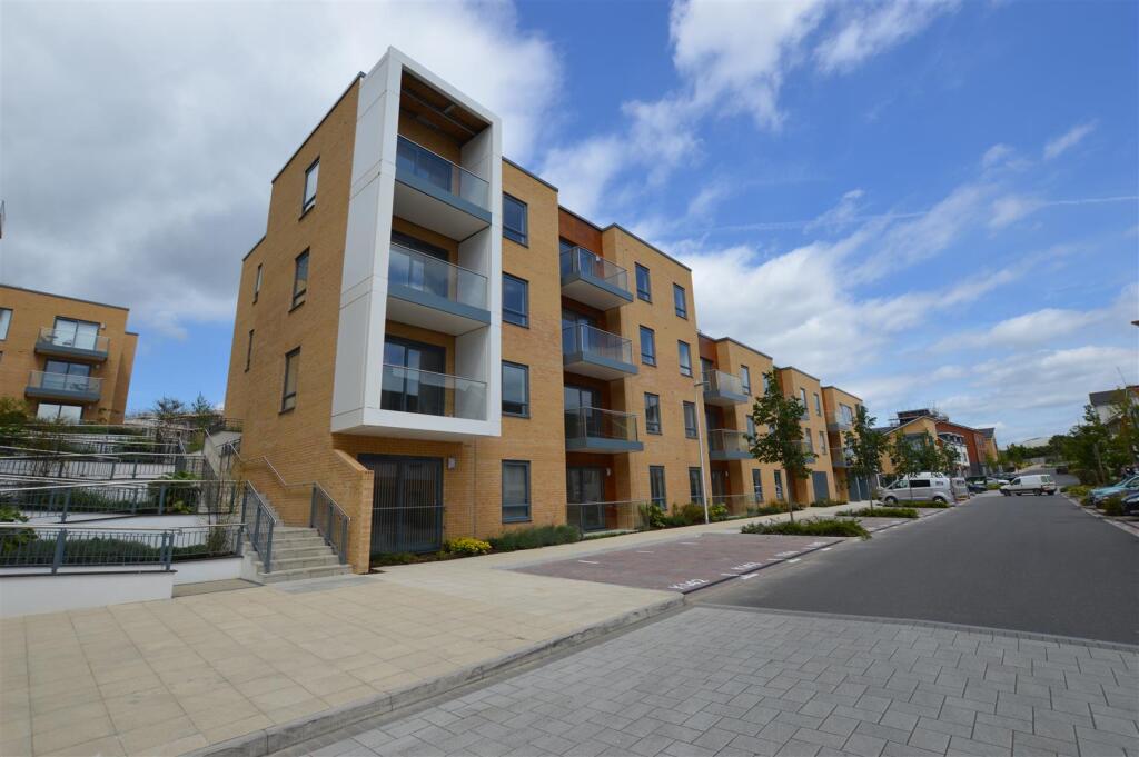 2 bed 1st Floor Flat for rent in Shinfield. From Walmsley Estate Agents - Caversham