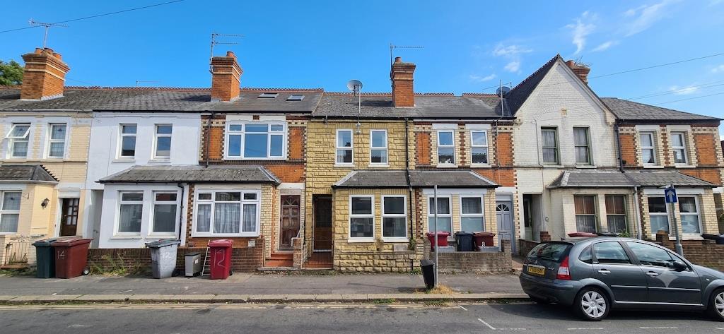 3 bed Mid Terraced House for rent in Woodley. From Walmsley Estate Agents - Caversham