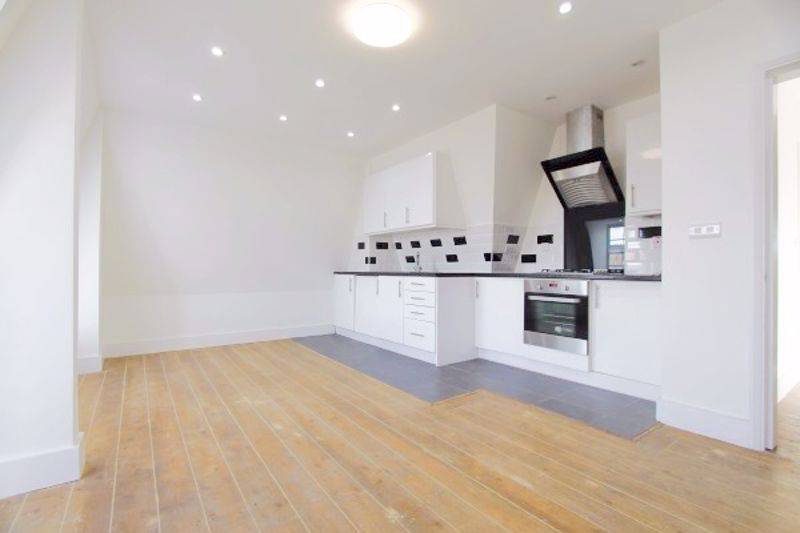 3 bed Upper Floor Flat for rent in London. From Capital Heights