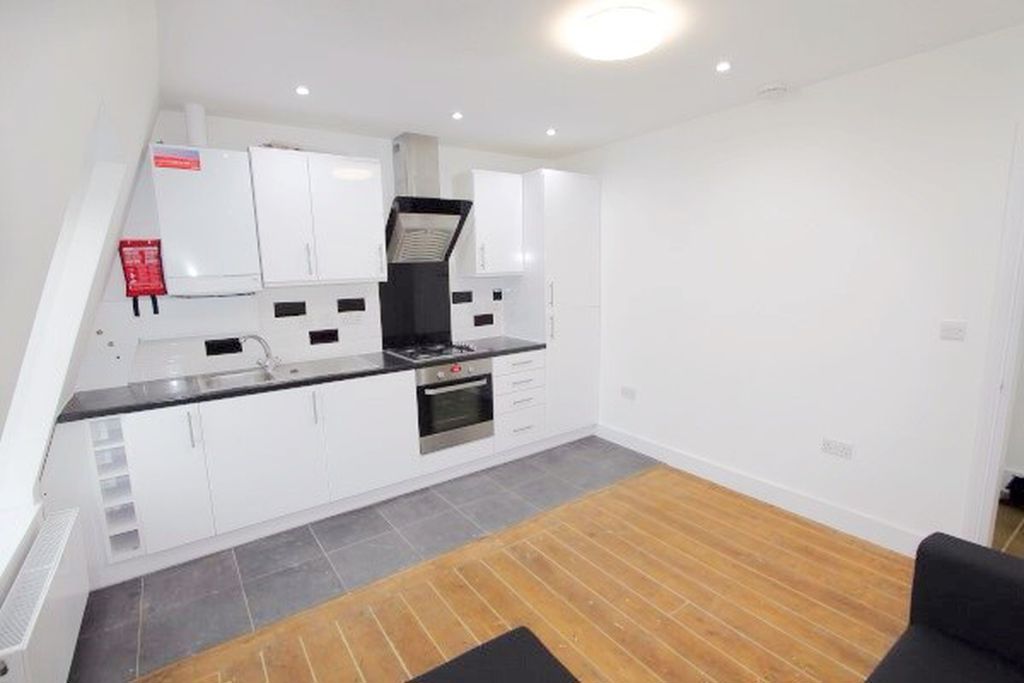 3 bed Upper Floor Flat for rent in London. From Capital Heights