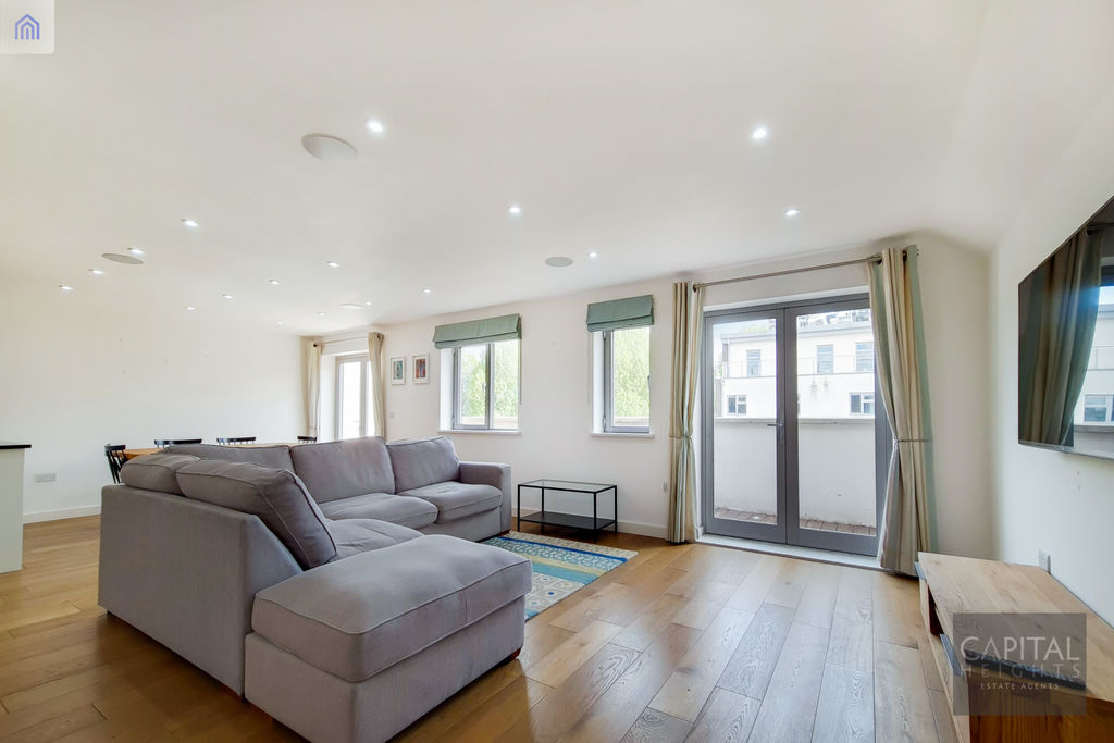 3 bed Upper Floor Flat for rent in London. From Capital Heights