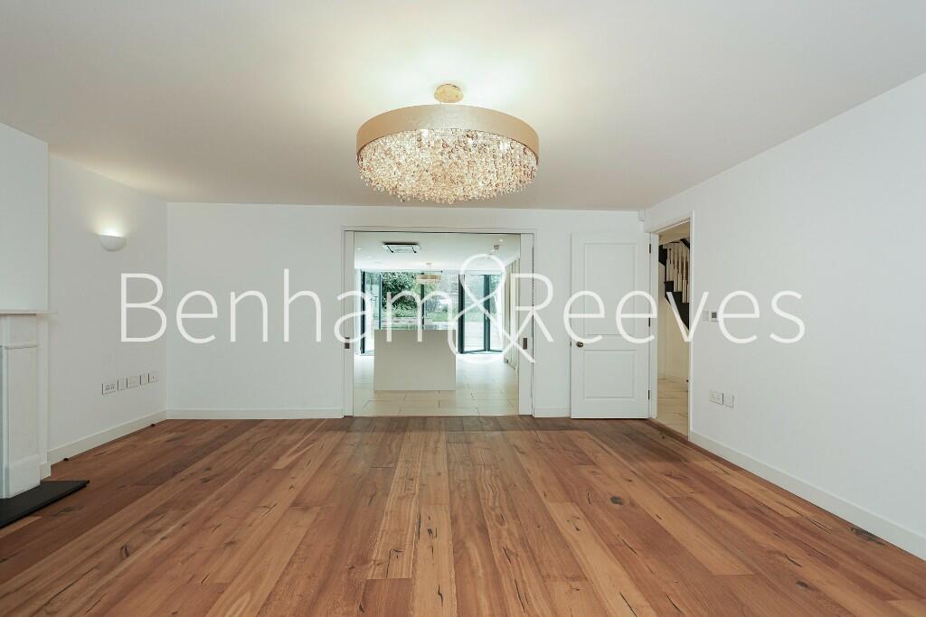 5 bed Town House for rent in Acton. From Benham and Reeves Residential Lettings