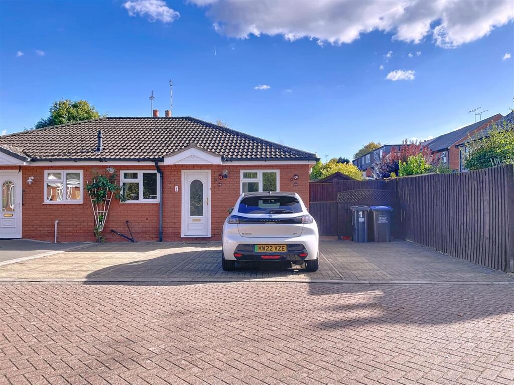 2 bed Semi-detached bungalow for rent in Kenilworth. From Boothroyd & Company - Kenilworth