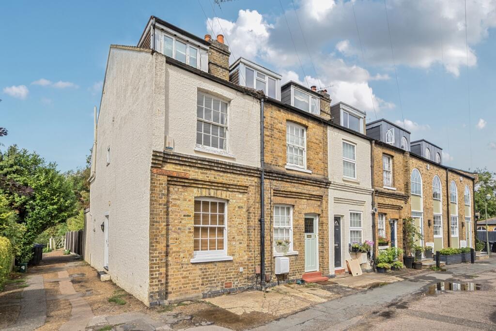 3 bed End of Terrace for rent in Weybridge. From Hamptons - Weybridge 3 bed End of Terrace for rent in Weybridge. From Hamptons - Weybridge