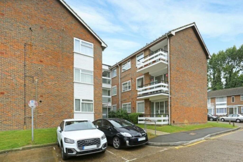 2 bed Flat for rent in Stanmore. From Martin Allsuch & Co