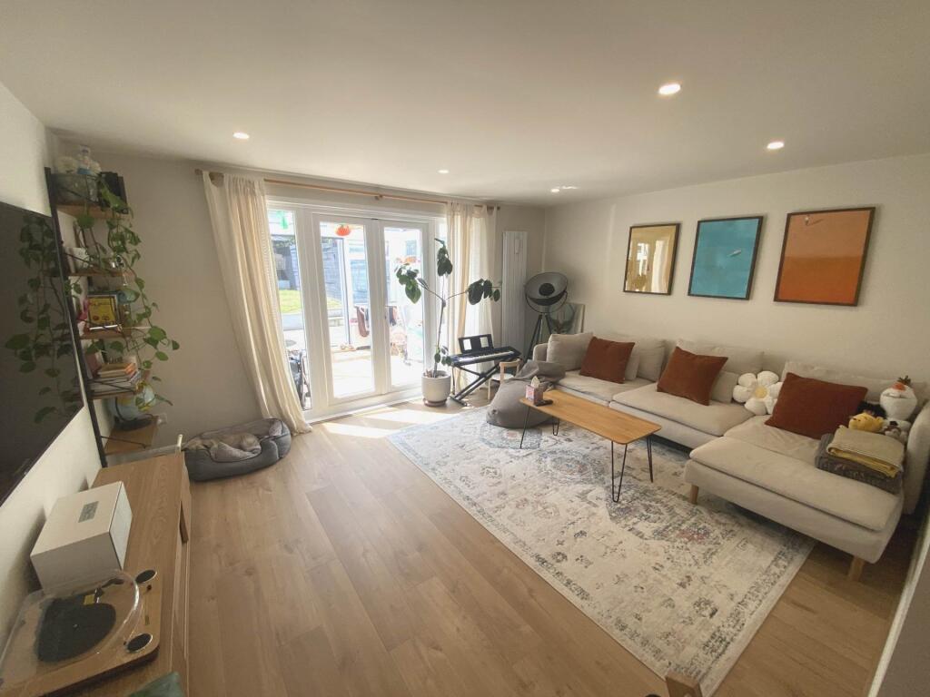 3 bed End of Terrace for rent in Borehamwood. From Martin Allsuch - Elstree - Sales 3 bed End of Terrace for rent in Borehamwood. From Martin Allsuch - Elstree - Sales